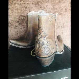 Ariat Women's Fenix Studded Sidewall Western Boots